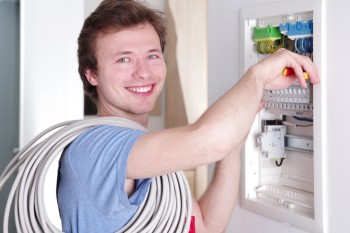 Elektriker an einem Schaltkasten