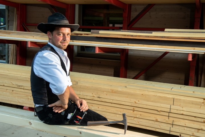 Zimmermann in einem Holzlager